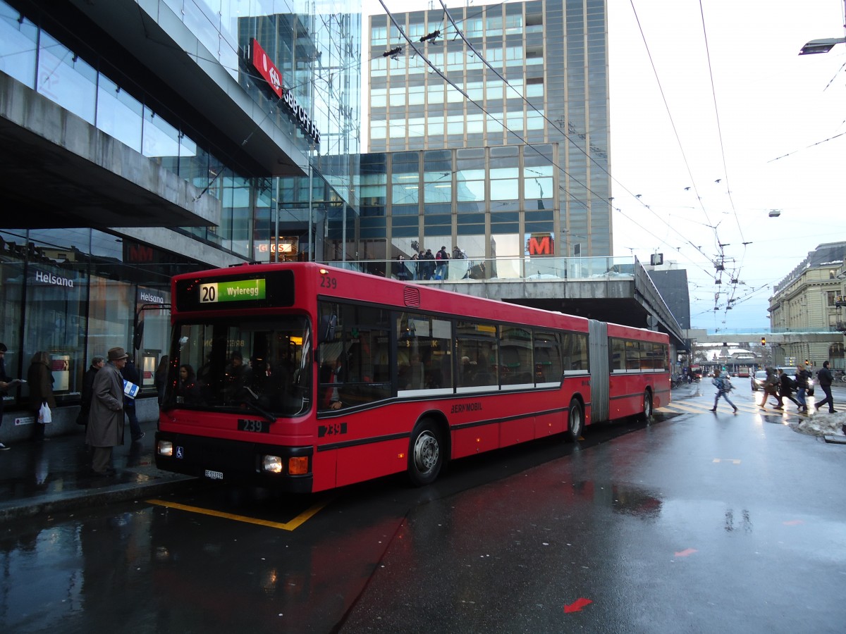 (131'393) - Bernmobil, Bern - Nr. 239/BE 513'239 - MAN am 7. Dezember 2010 beim Bahnhof Bern