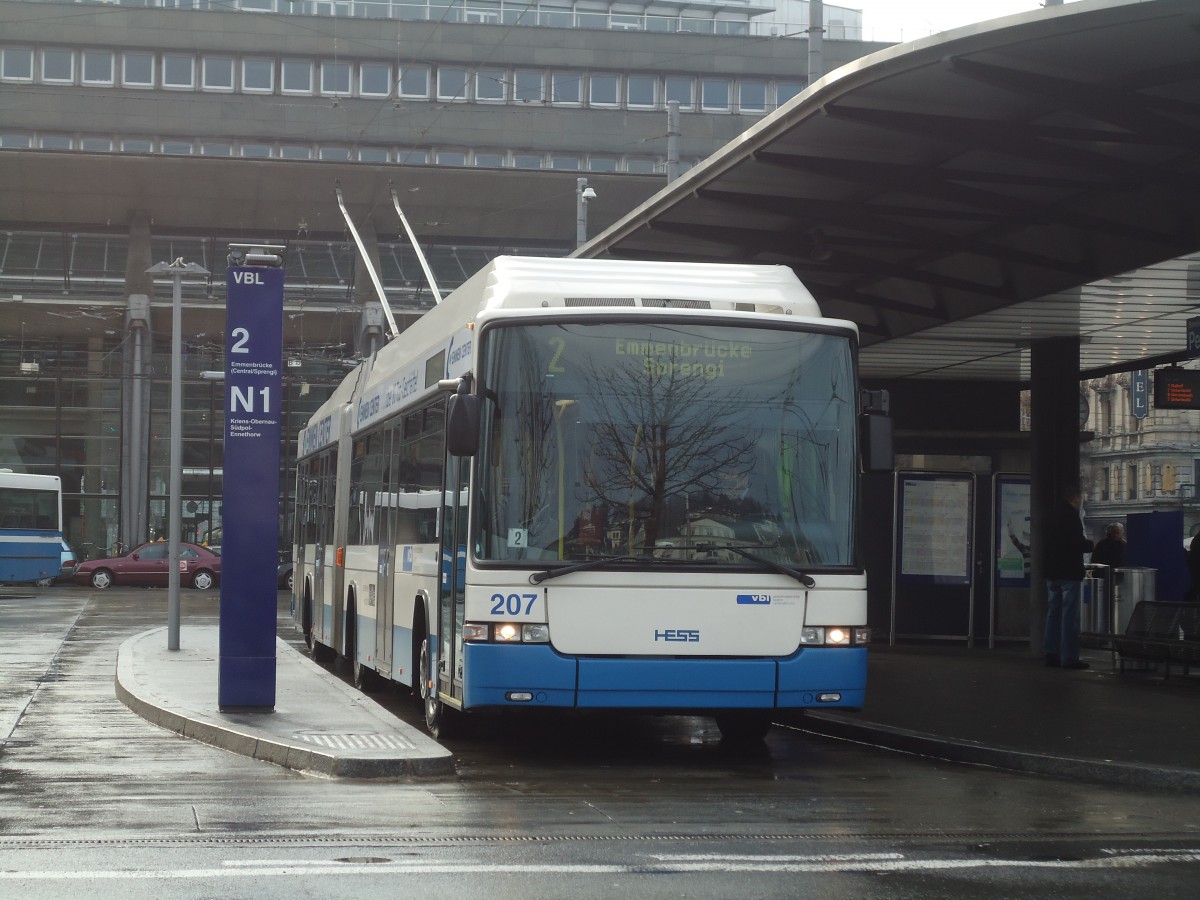 (131'410) - VBL Luzern - Nr. 207 - Hess/Hess Gelenktrolleybus am 8. Dezember 2010 beim Bahnhof Luzern