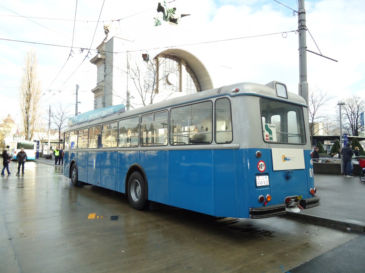 (131'421) - VBL Luzern - Nr. 81/LU 999'932 - FBW/Hess am 8. Dezember 2010 beim Bahnhof Luzern