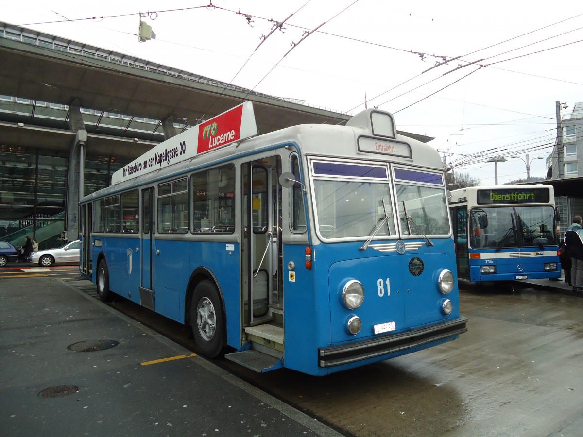 (131'430) - VBL Luzern - Nr. 81/LU 999'932 - FBW/Hess am 8. Dezember 2010 beim Bahnhof Luzern