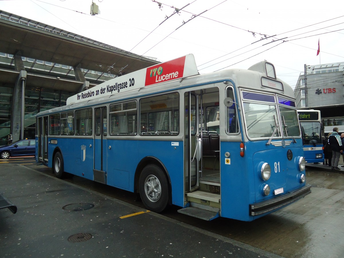 (131'431) - VBL Luzern - Nr. 81/LU 999'932 - FBW/Hess am 8. Dezember 2010 beim Bahnhof Luzern