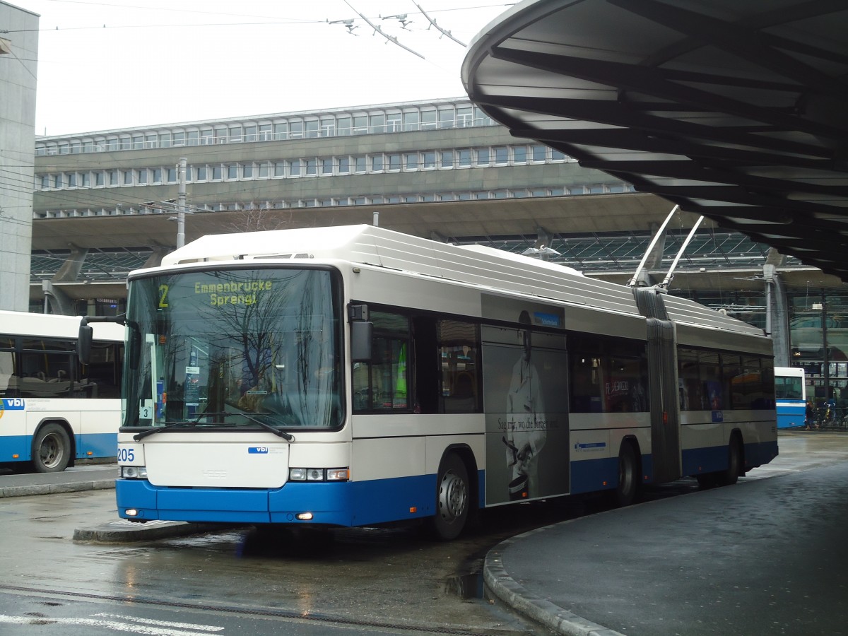 (131'444) - VBL Luzern - Nr. 205 - Hess/Hess Gelenktrolleybus am 8. Dezember 2010 beim Bahnhof Luzern