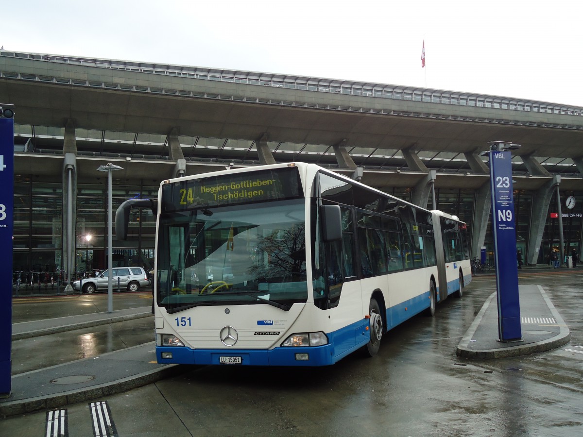 (131'465) - VBL Luzern - Nr. 151/LU 15'051 - Mercedes am 8. Dezember 2010 beim Bahnhof Luzern