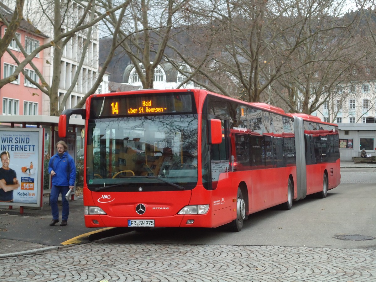 (131'563) - SBG Freiburg - Nr. 975/FR-SW 975 - Mercedes am 11. Dezember 2010 in Freiburg, Siegesdenkmal