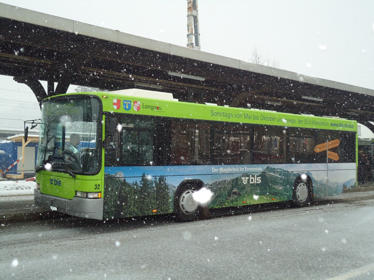 (131'716) - Busland, Burgdorf - Nr. 32/BE 567'512 - Volvo/Hess (ex AAGK Koppigen Nr. 12) am 28. Dezember 2010 beim Bahnhof Burgdorf