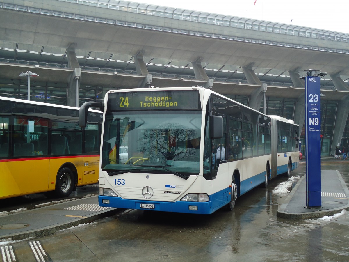 (131'786) - VBL Luzern - Nr. 153/LU 15'053 - Mercedes am 29. Dezember 2010 beim Bahnhof Luzern