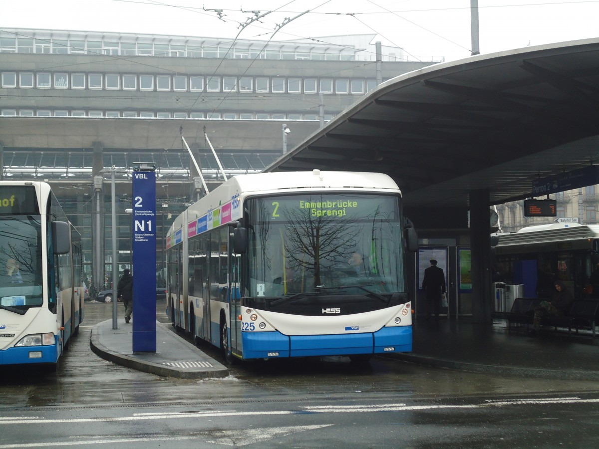 (131'789) - VBL Luzern - Nr. 225 - Hess/Hess Gelenktrolleybus am 29. Dezember 2010 beim Bahnhof Luzern