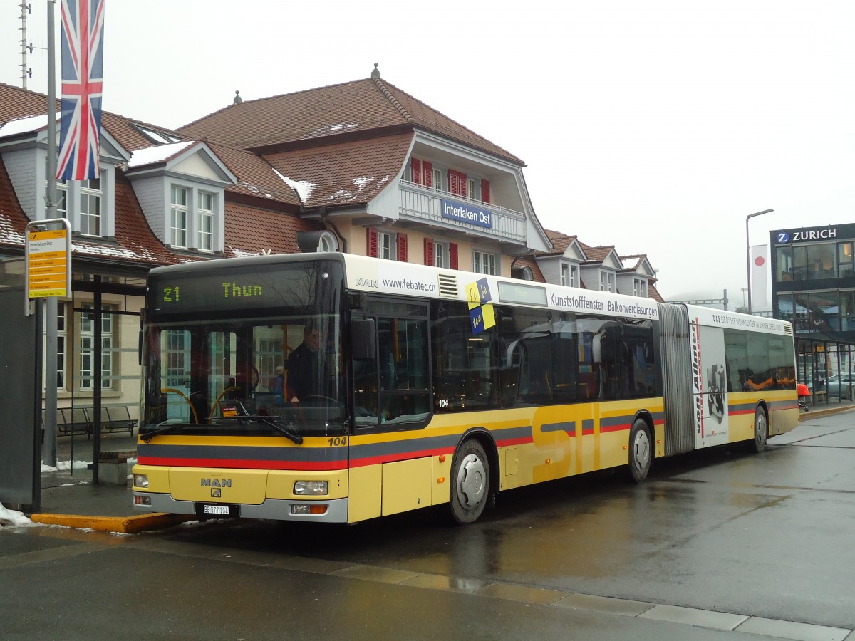 (131'841) - STI Thun - Nr. 104/BE 577'104 - MAN am 30. Dezember 2010 beim Bahnhof Interlaken Ost