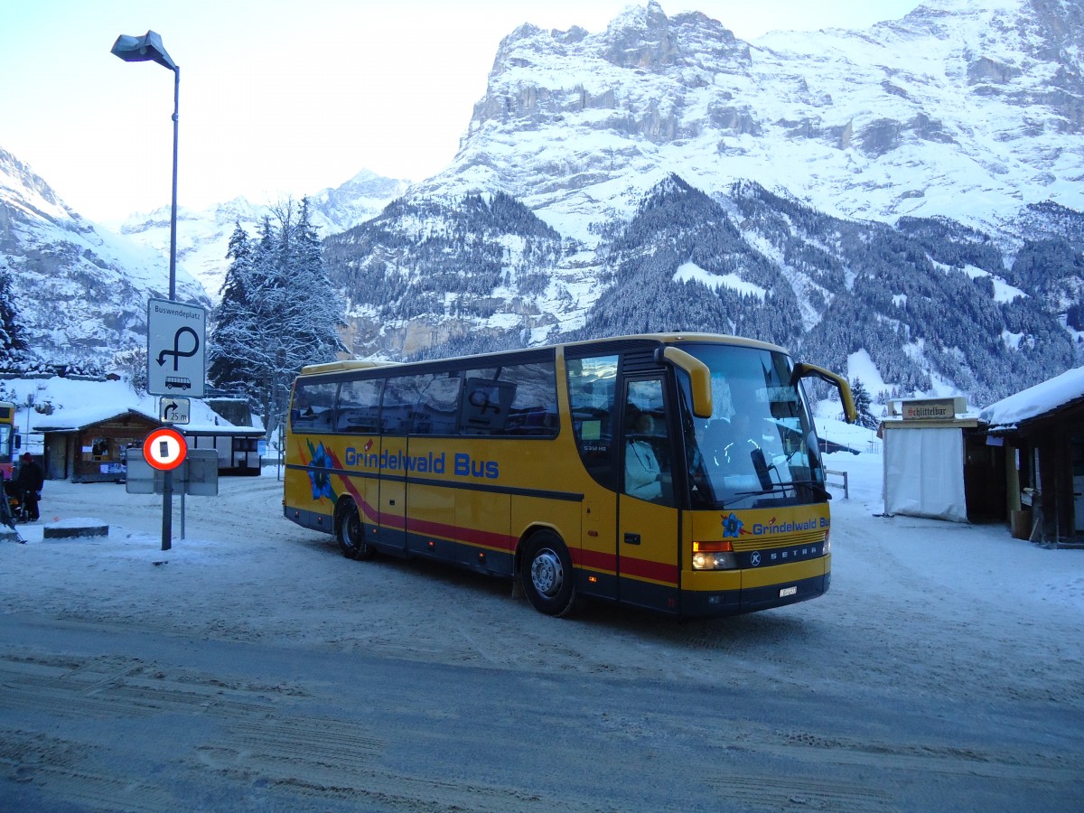 (131'884) - AVG Grindelwald - Nr. 22/BE 92'977 - Setra (ex Porsche, D-Biederitz) am 31. Dezember 2010 beim Bahnhof Grindelwald