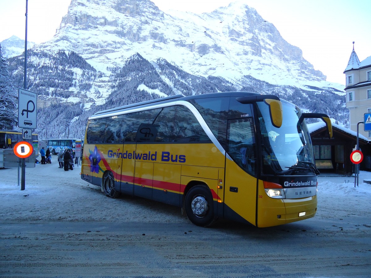 (131'895) - AVG Grindelwald - Nr. 32/BE 387'314 - Setra (ex Dr. Richard, A-Wien) am 31. Dezember 2010 beim Bahnhof Grindelwald