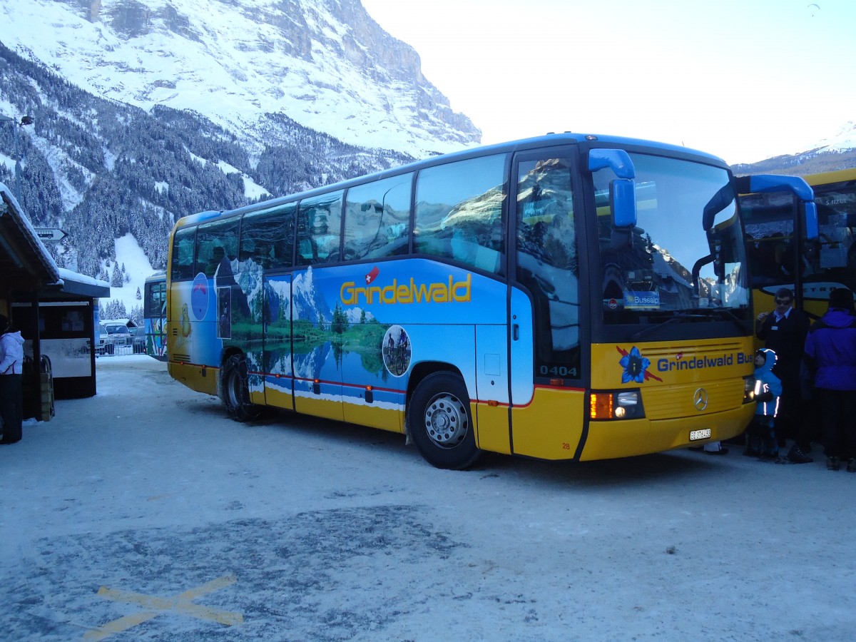 (131'899) - AVG Grindelwald - Nr. 28/BE 376'483 - Mercedes am 31. Dezember 2010 beim Bahnhof Grindelwald