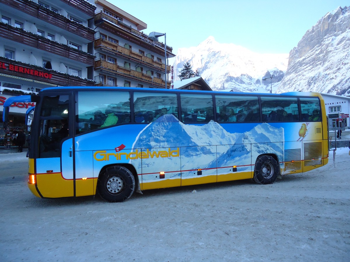 (131'900) - AVG Grindelwald - Nr. 28/BE 376'483 - Mercedes am 31. Dezember 2010 beim Bahnhof Grindelwald