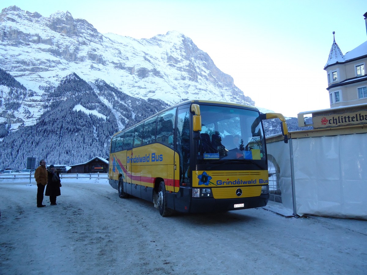 (131'905) - AVG Grindelwald - Nr. 30/BE 171'240 - Mercedes am 31. Dezember 2010 beim Bahnhof Grindelwald