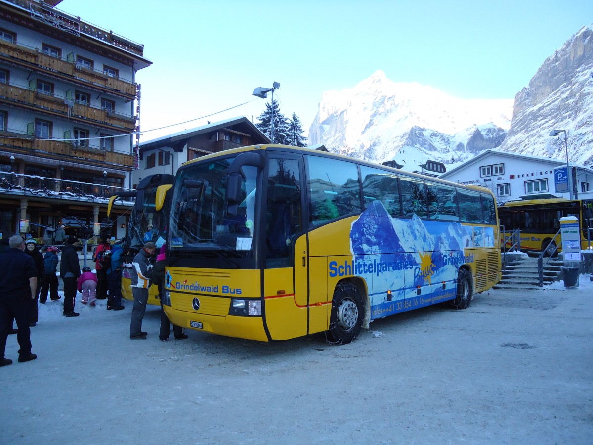 (131'908) - AVG Grindelwald - Nr. 10/BE 210'669 - Mercedes am 31. Dezember 2010 beim Bahnhof Grindelwald