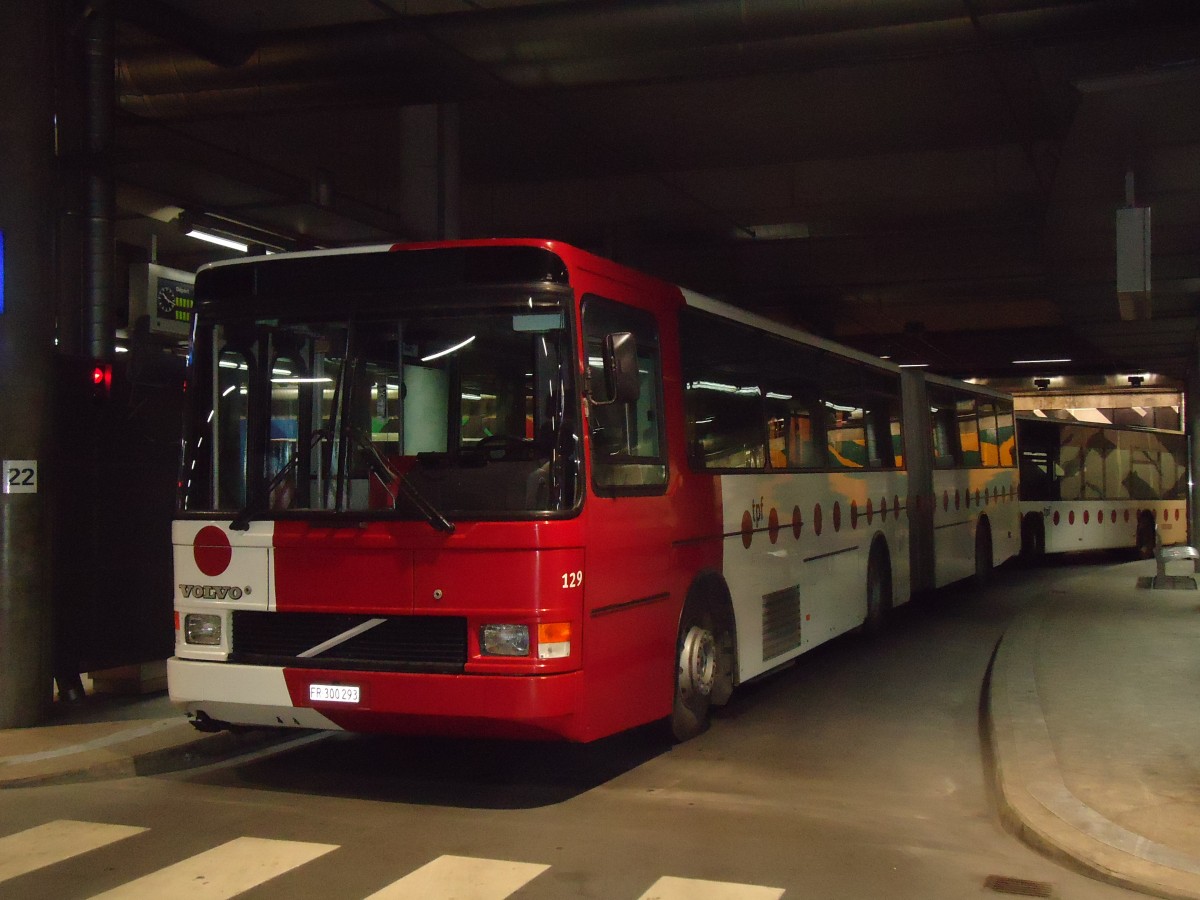 (132'710) - TPF Fribourg - Nr. 129/FR 300'293 - Volvo/Hess (ex GFM Fribourg Nr. 129) am 7. Mrz 2011 in Fribourg, Busbahnhof