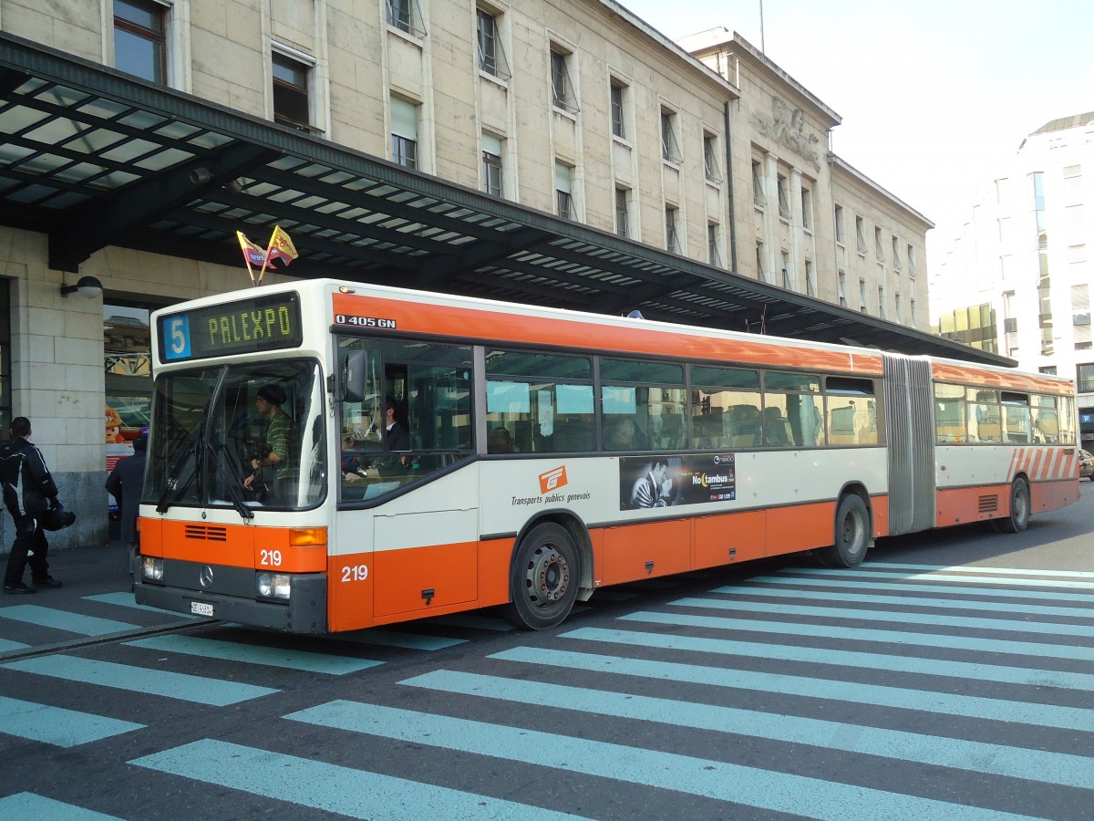 (132'954) - TPG Genve - Nr. 219/GE 96'804 - Mercedes am 10. Mrz 2011 beim Bahnhof Genve