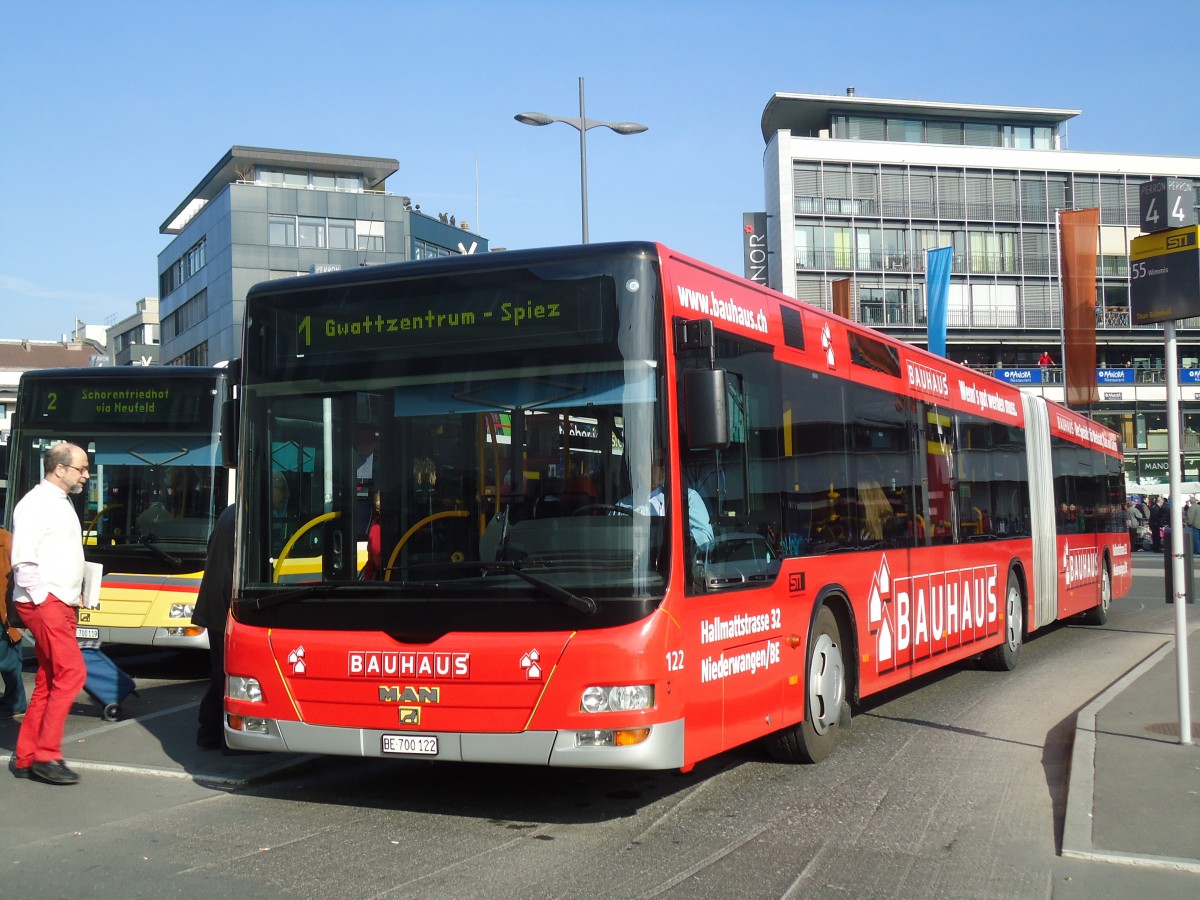 (133'064) - STI Thun - Nr. 122/BE 700'122 - MAN am 12. Mrz 2011 beim Bahnhof Thun