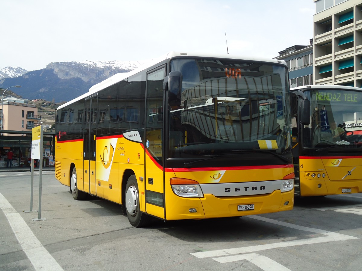 (133'196) - Evquoz, Erde - VS 16'098 - Setra am 3. April 2011 beim Bahnhof Sion