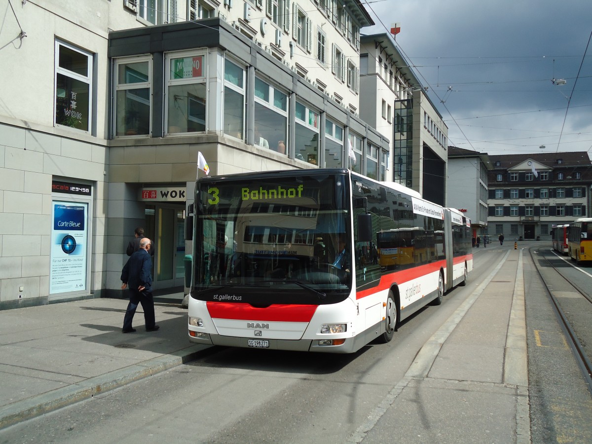 (133'225) - St. Gallerbus, St. Gallen - Nr. 271/SG 198'271 - MAN am 13. April 2011 in St. Gallen, Marktplatz