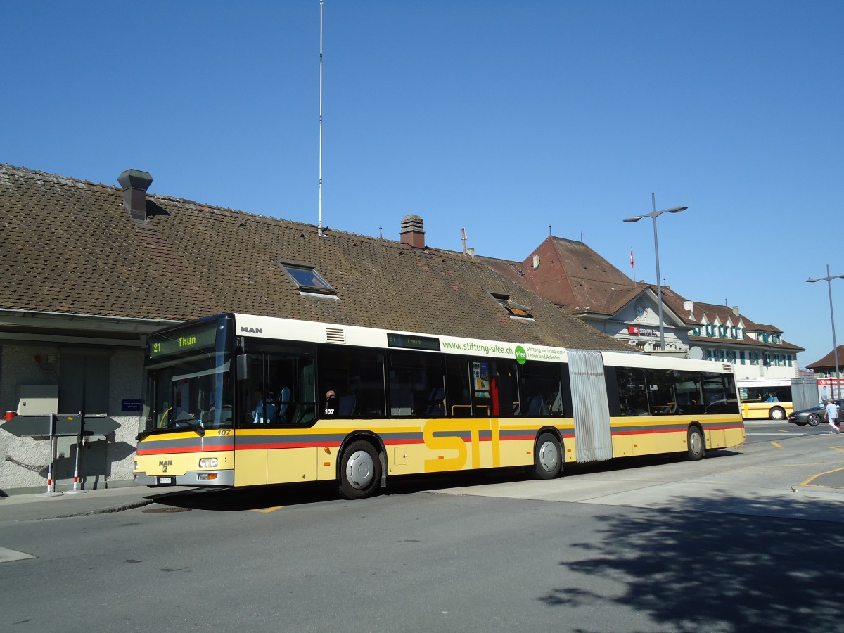 (133'919) - STI Thun - Nr. 107/BE 521'107 - MAN am 30. Mai 2011 beim Bahnhof Thun