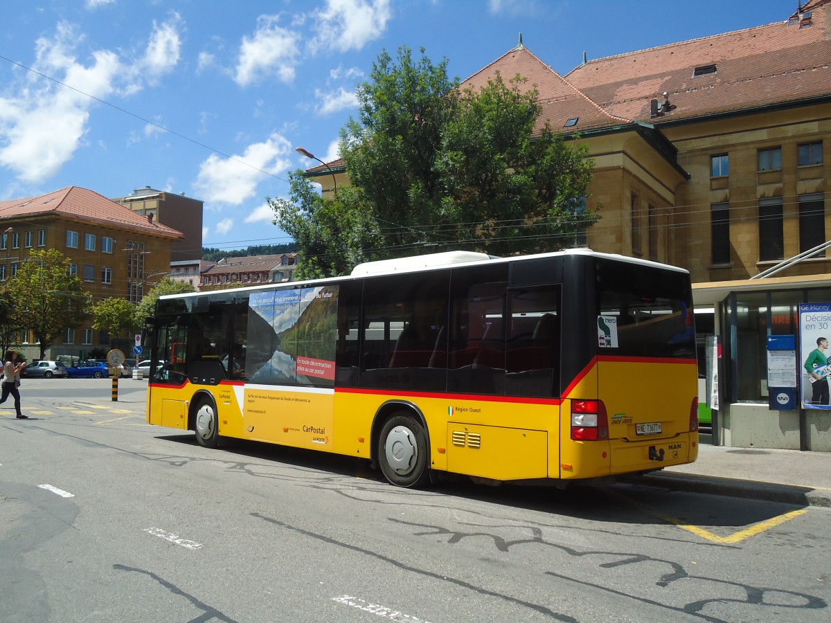 (135'027) - CarPostal Ouest - NE 73'677 - MAN am 11. Juli 2011 beim Bahnhof La Chaux-de-Fonds