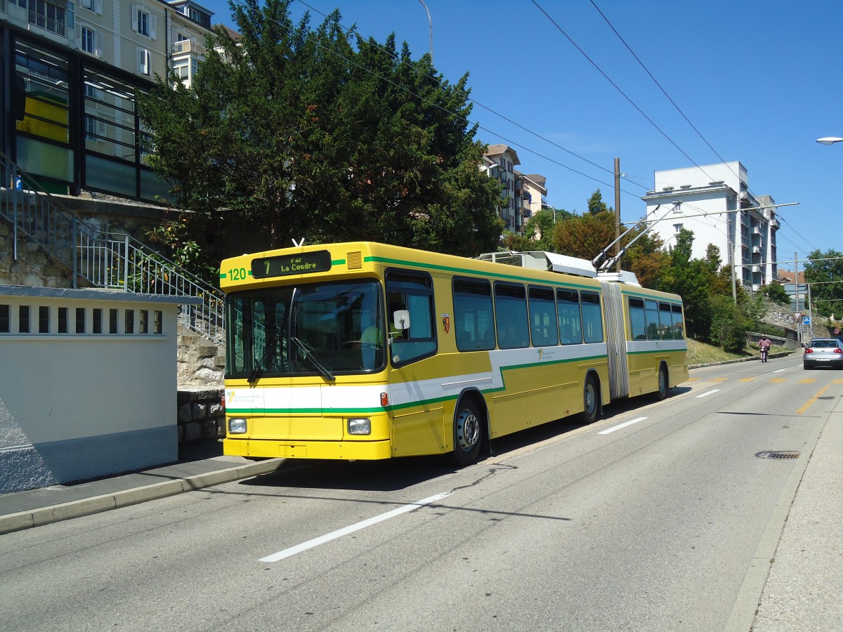 (135'032) - TN Neuchtel - Nr. 120 - NAW/Hess Gelenktrolleybus am 11. Juli 2011 beim Bahnhof Neuchtel