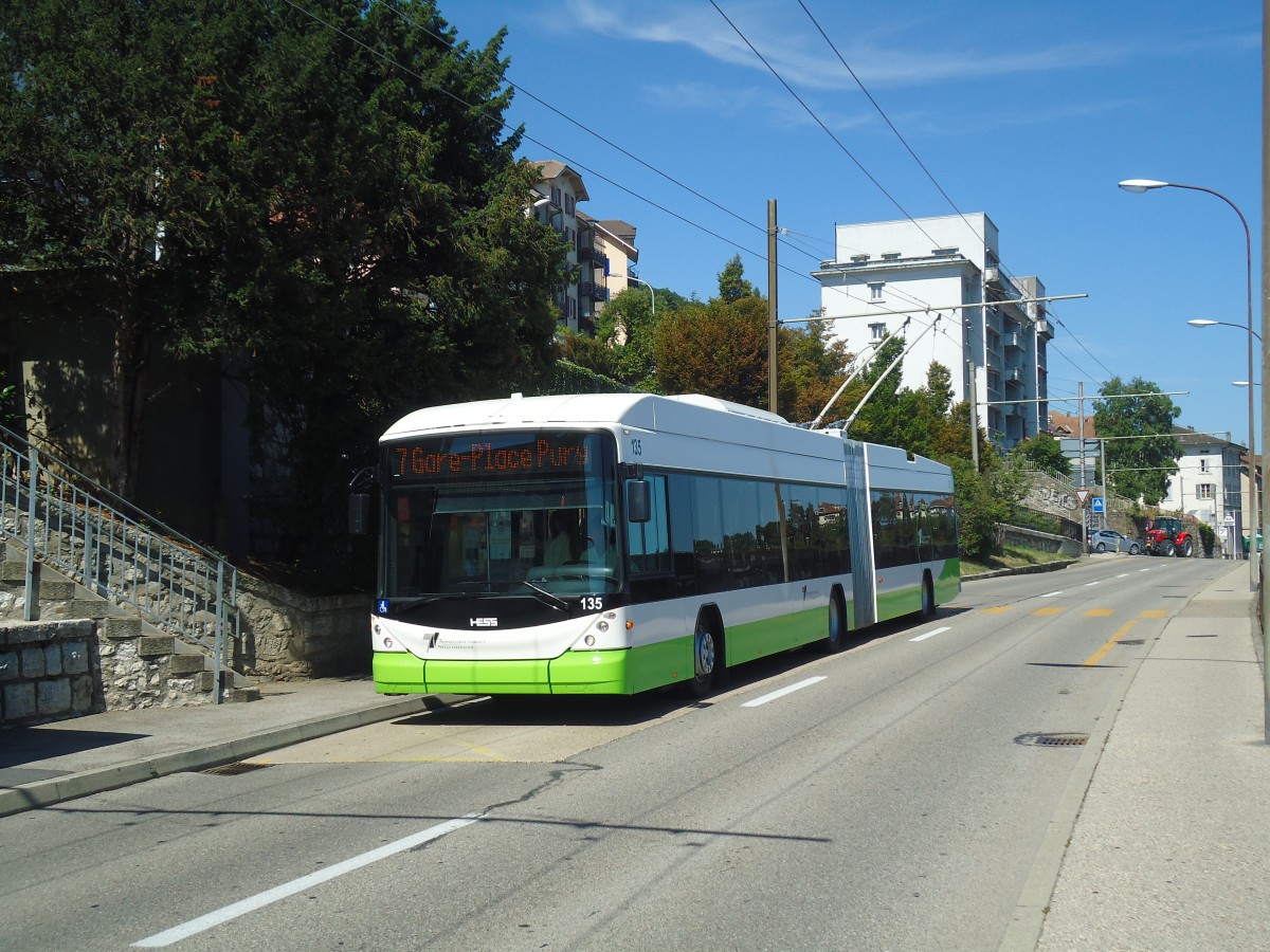 (135'034) - TN Neuchtel - Nr. 135 - Hess/Hess Gelenktrolleybus am 11. Juli 2011 beim Bahnhof Neuchtel