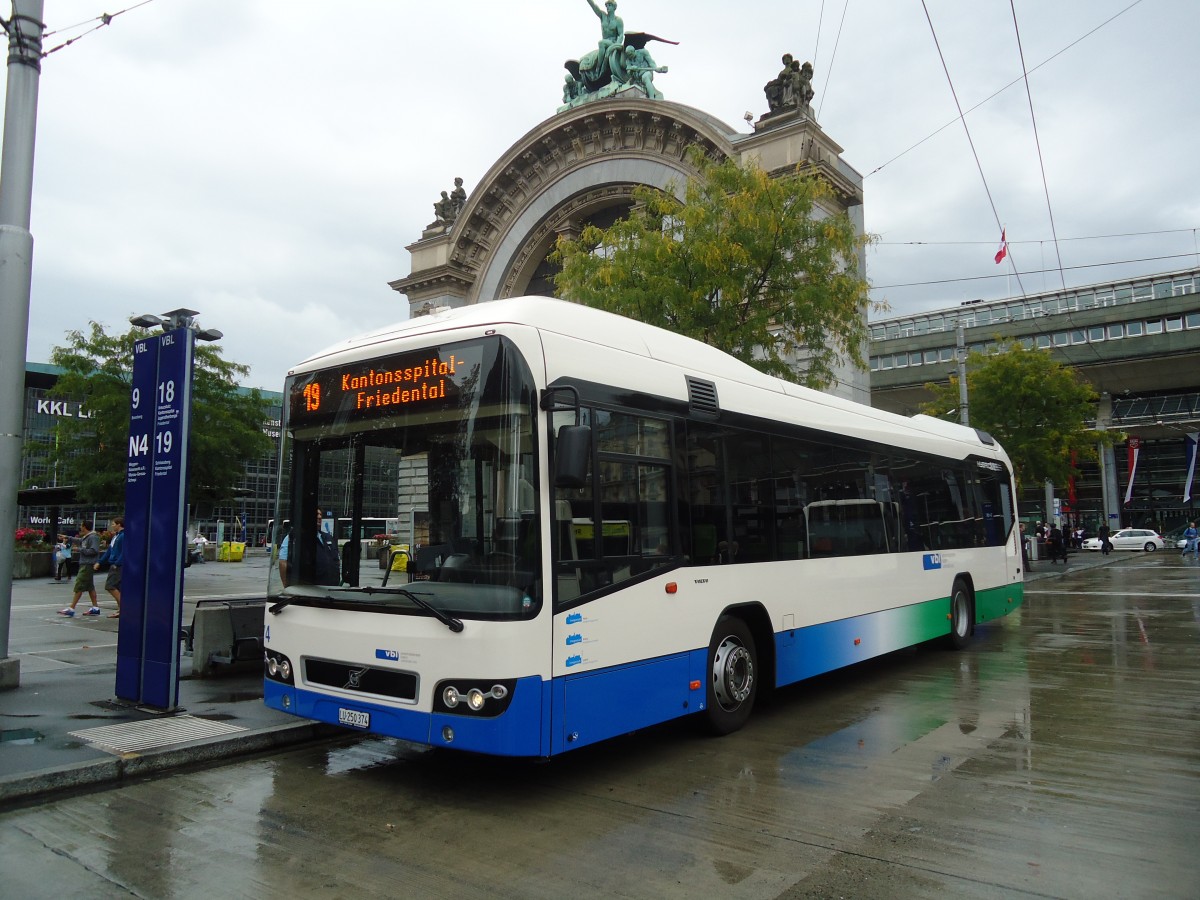 (135'836) - VBL Luzern - Nr. 74/LU 250'374 - Volvo am 5. September 2011 beim Bahnhof Luzern