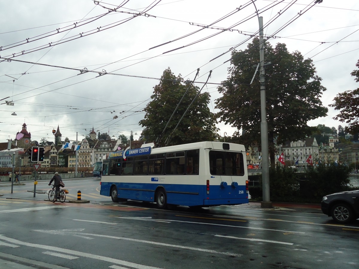 (135'851) - VBL Luzern - Nr. 258 - NAW/R&J-Hess Trolleybus am 5. September 2011 beim Bahnhof Luzern