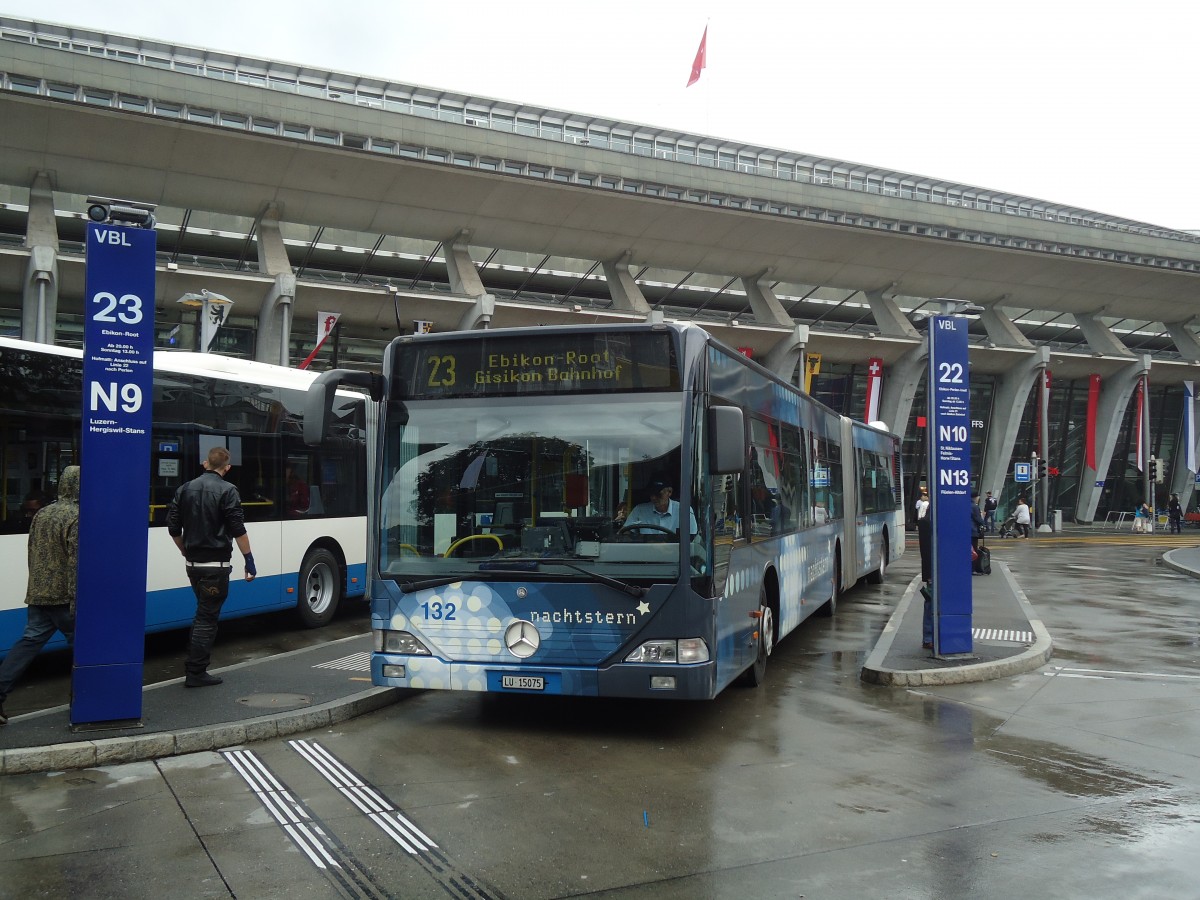 (135'854) - VBL Luzern - Nr. 132/LU 15'075 - Mercedes am 5. September 2011 beim Bahnhof Luzern