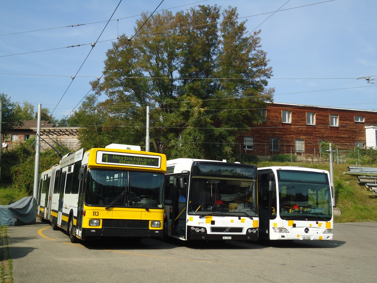 (136'143) - VBSH Schaffhausen - Nr. 113 - NAW/Hess Gelenktrolleybus + SB Schaffhausen - Nr. 10/SH 12'510 - Volvo (ex VBSH Schaffhausen Nr. 30; ex Vorfhrfahrzeug) + Nr. 6/SH 12'506 - Mercedes am 25. September 2011 in Schaffhausen, Busdepot