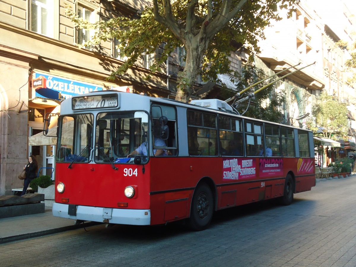 (136'282) - BKV Budapest - Nr. 904 - ZiU Trolleybus am 3. Oktober 2011 in Budapest, M Andrssy t (Opera)