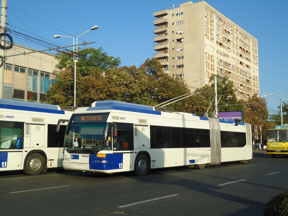 (136'388) - RATP Ploiesti - Nr. 5917/PH 922 - Neoplan Gelenkduobus (ex TL Lausanne/CH Nr. 824) am 5. Oktober 2011 beim Bahnhof Ploiesti Sd