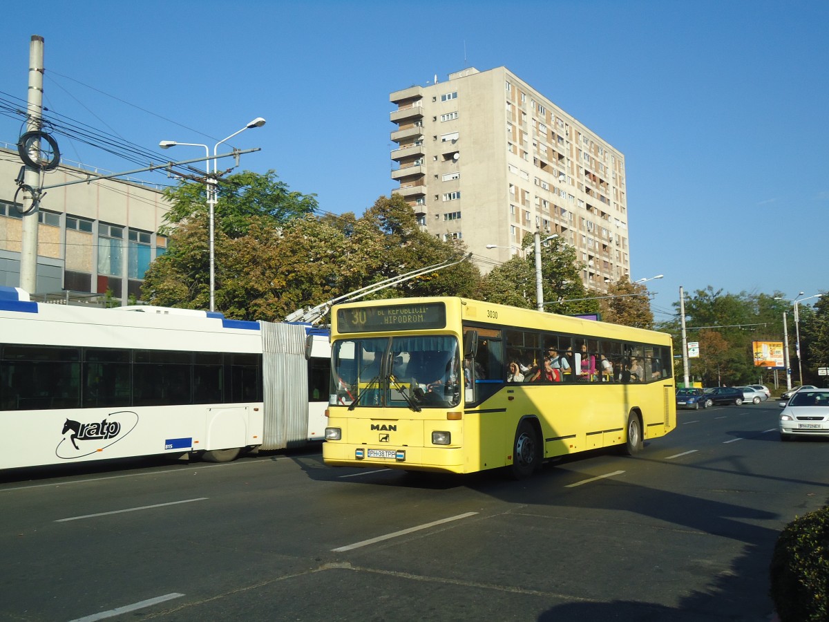 (136'414) - RATP Ploiesti - Nr. 3030/PH 38 TPP - MAN am 5. Oktober 2011 beim Bahnhof Ploiesti Sd