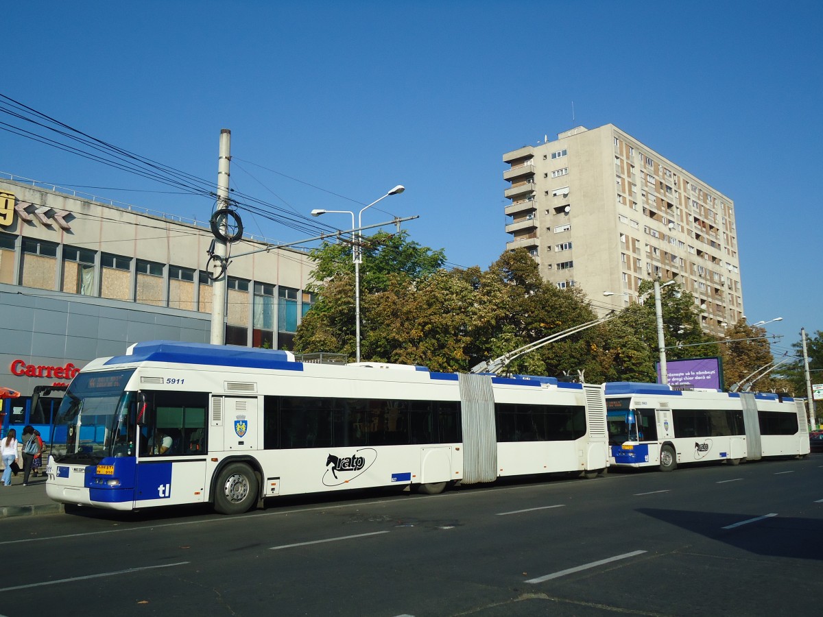 (136'431) - RATP Ploiesti - Nr. 5911/PH 916 - Neoplan Gelenkduobus (ex TL Lausanne/CH Nr. 827) am 5. Oktober 2011 beim Bahnhof Ploiesti Sd