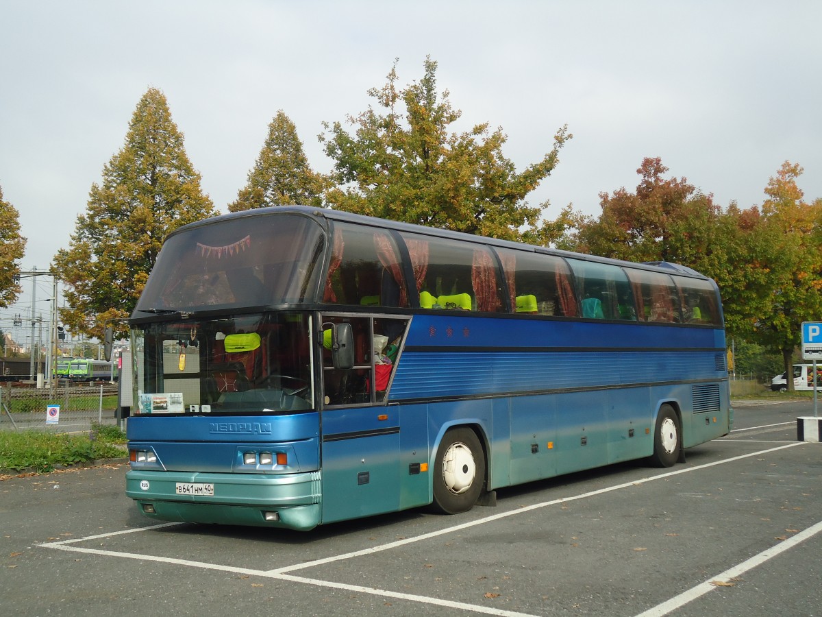 (136'614) - Aus Russland: ??? - B 641 HM - Neoplan am 17. Oktober 2011 in Thun, Seestrasse