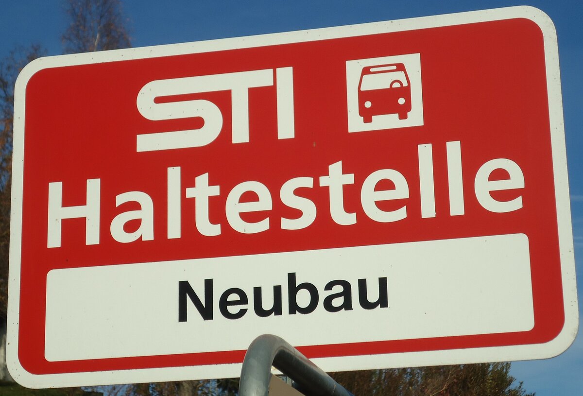 (136'821) - STI-Haltestellenschild - Uebeschi, Neubau - am 22. November 2011