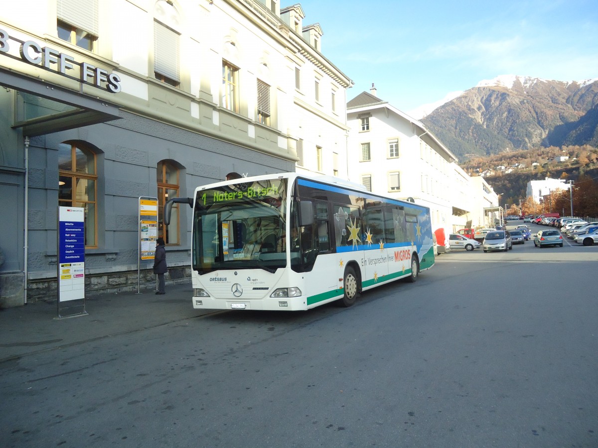 (136'861) - PostAuto Wallis - VS 241'962 - Mercedes am 22. November 2011 beim Bahnhof Brig