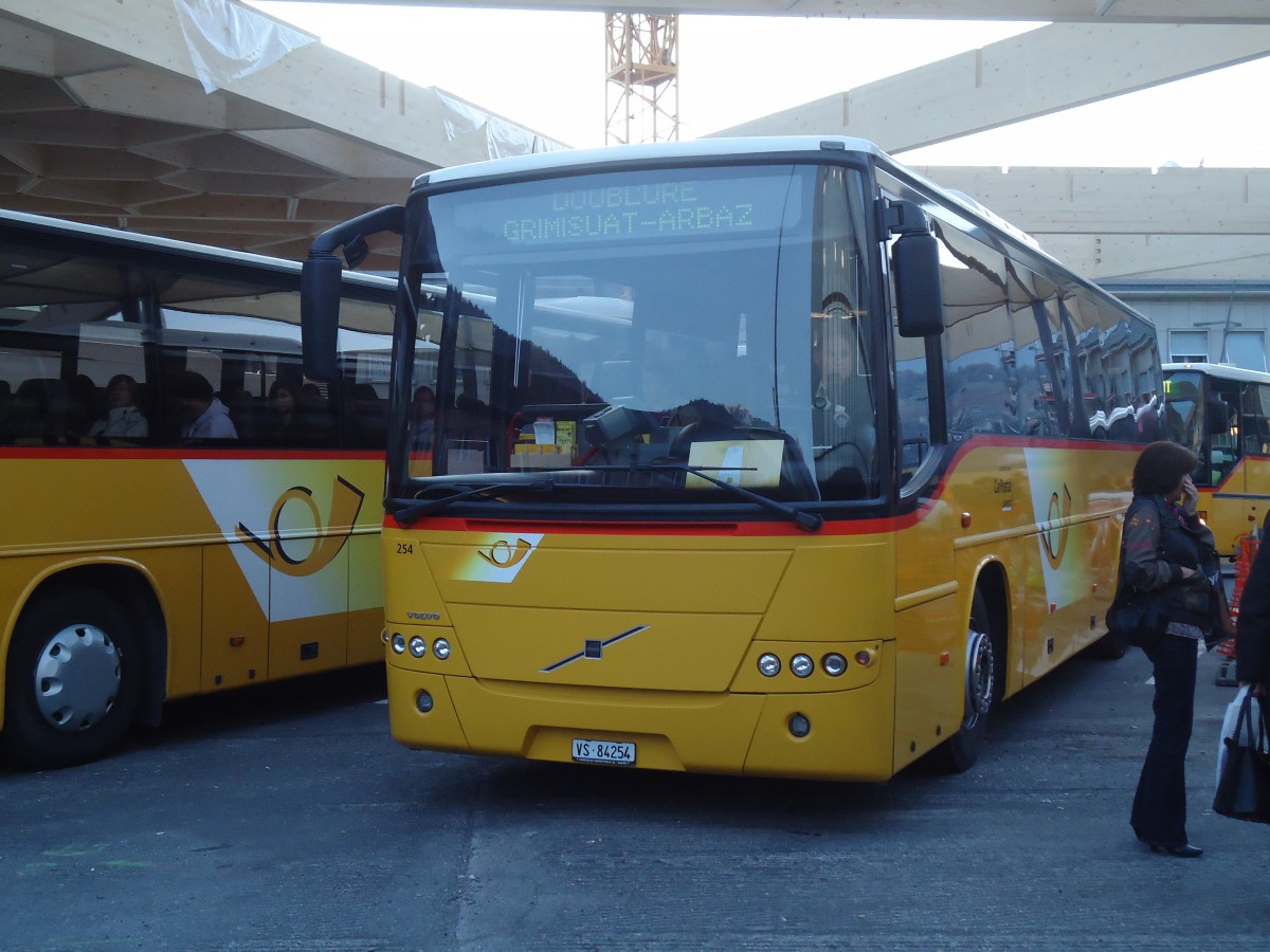 (136'870) - Buchard, Leytron - Nr. 254/VS 84'254 - Volvo (ex Rey, Ayent) am 22. November 2011 beim Bahnhof Sion