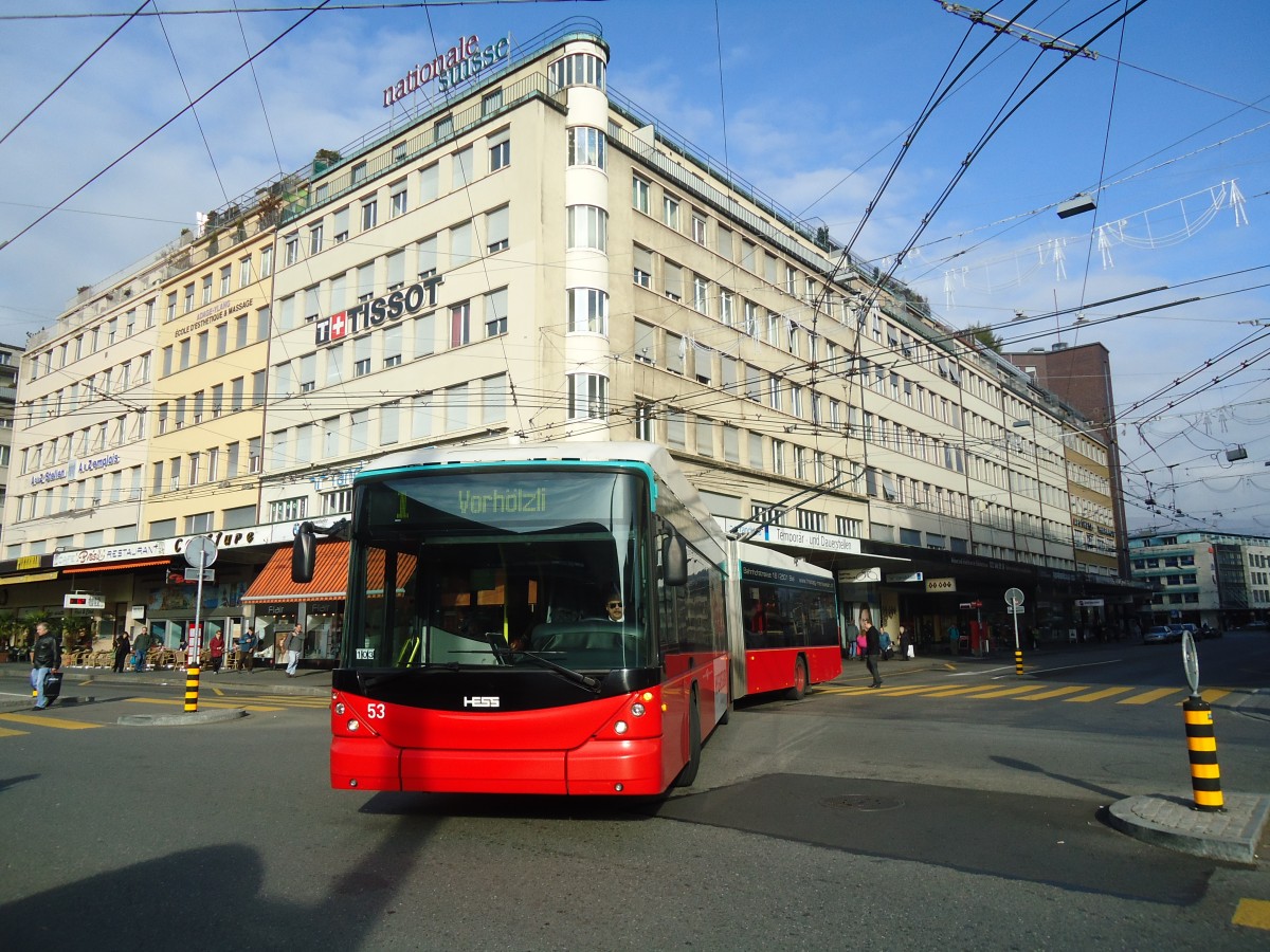 (137'045) - VB Biel - Nr. 53 - Hess/Hess Gelenktrolleybus am 26. November 2011 beim Bahnhof Biel