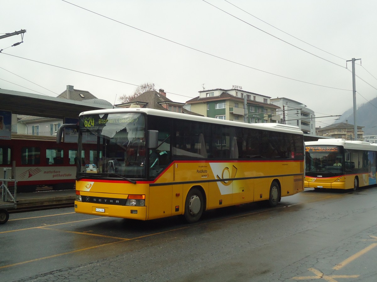 (137'088) - PostAuto Wallis - VS 241'982 - Setra (ex Zimmermann, Visperterminen) am 4. Dezember 2011 beim Bahnhof Brig