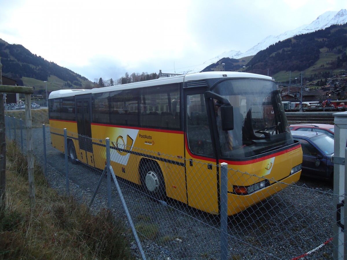 (137'106) - PostAuto Graubnden - Neoplan (ex P 25'138) am 4. Dezember 2011 beim Bahnhof Frutigen