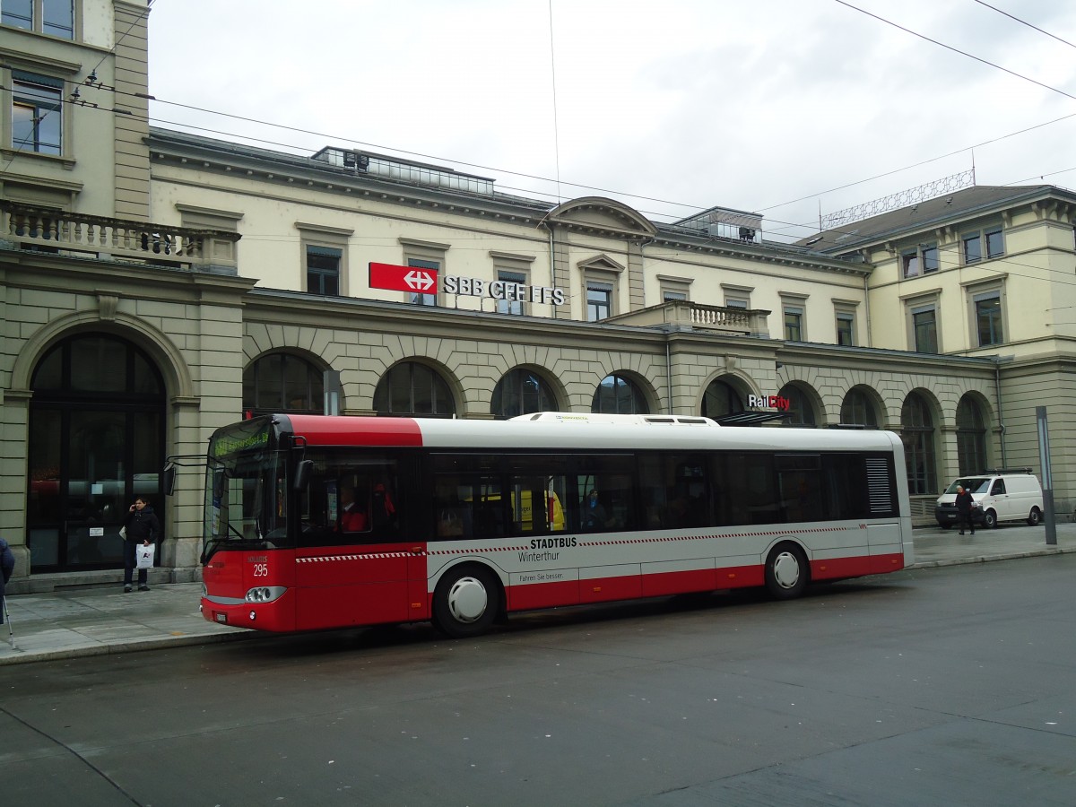 (137'203) - SW Winterthur - Nr. 295/ZH 730'295 - Solaris am 14. Dezember 2011 beim Hauptbahnhof Winterthur