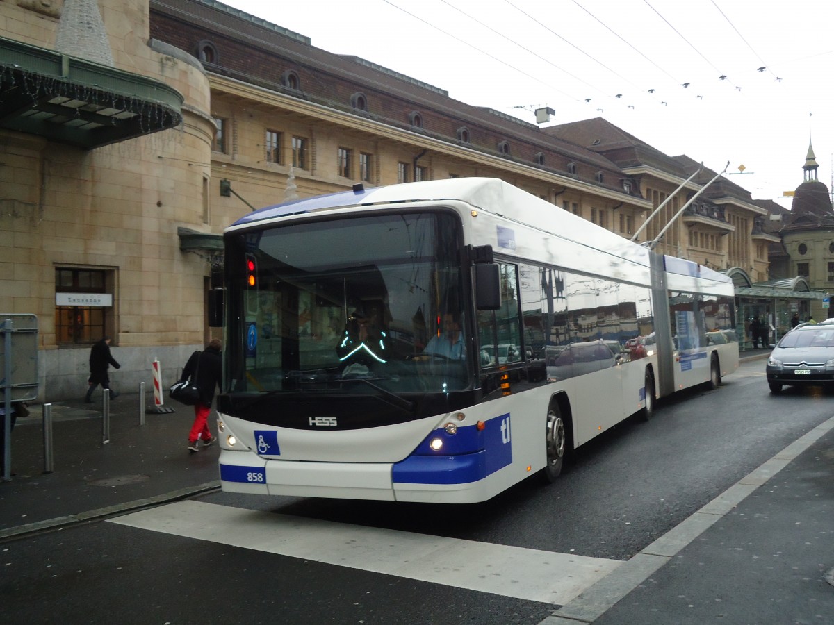 (137'269) - TL Lausanne - Nr. 858 - Hess/Hess Gelenktrolleybus am 18. Dezember 2011 beim Bahnhof Lausanne