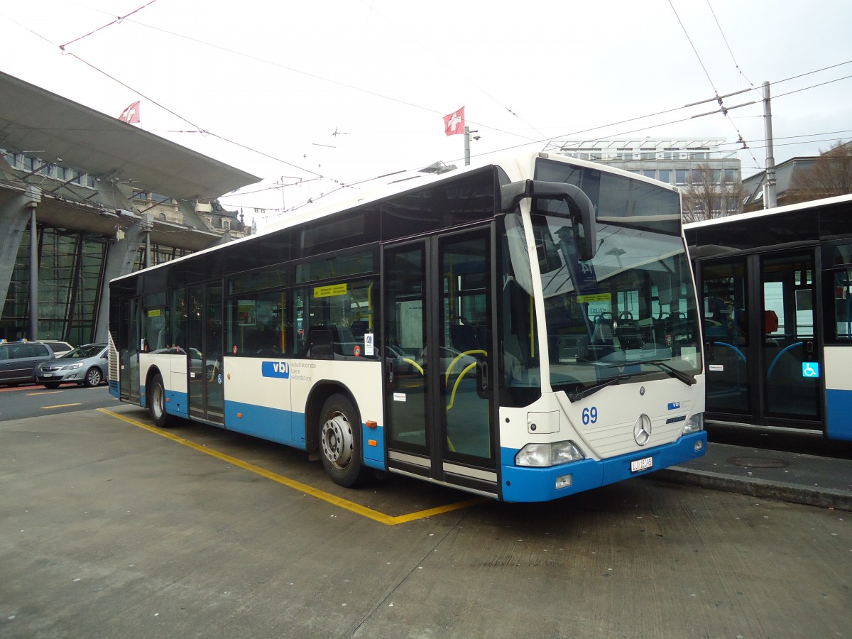 (137'353) - VBL Luzern - Nr. 69/LU 15'095 - Mercedes am 2. Januar 2012 beim Bahnhof Luzern