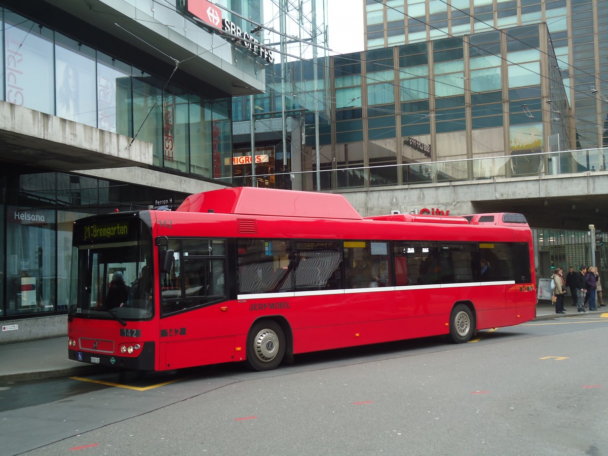 (137'573) - Bernmobil, Bern - Nr. 142/BE 661'142 - Volvo am 9. Januar 2012 beim Bahnhof Bern