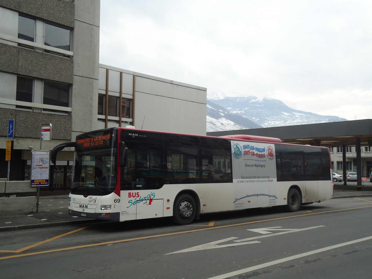 (137'787) - Lathion, Sion - Nr. 69/VS 27'782 - MAN am 19. Februar 2012 beim Bahnhof Sion