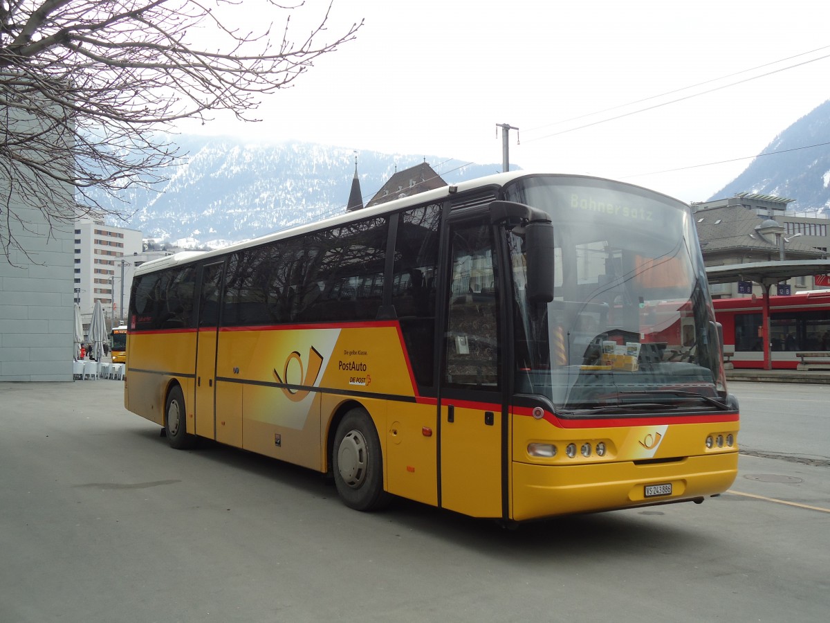 (137'796) - PostAuto Wallis - VS 243'886 - Neoplan (ex P 25'152) am 19. Februar 2012 beim Bahnhof Brig