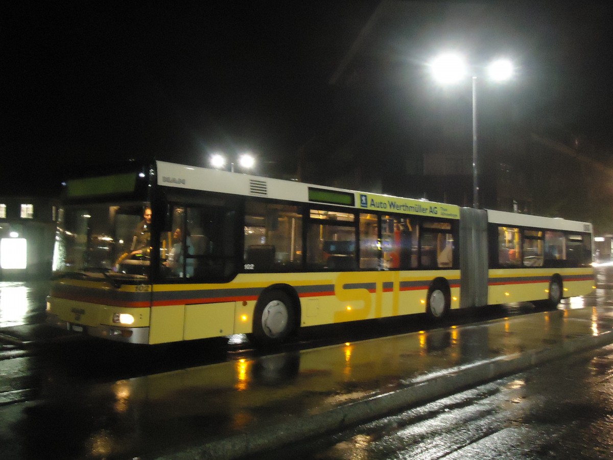 (138'619) - STI Thun - Nr. 102/BE 577'102 - MAN am 5. Mai 2012 beim Bahnhof Thun