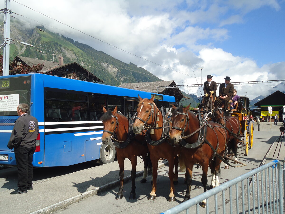 (139'328) - Postkutsche + AFA Adelboden - Nr. 56/BE 611'030 - MAN/Gppel am 10. Juni 2012 beim Bahnhof Lenk (Teilaufnahme)